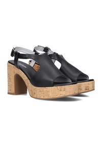 Sandales noires perforées avec un bout ouvert, talon plateforme en liège et bride de cheville. Dessus texturé et semelle intérieure lisse pour le confort.