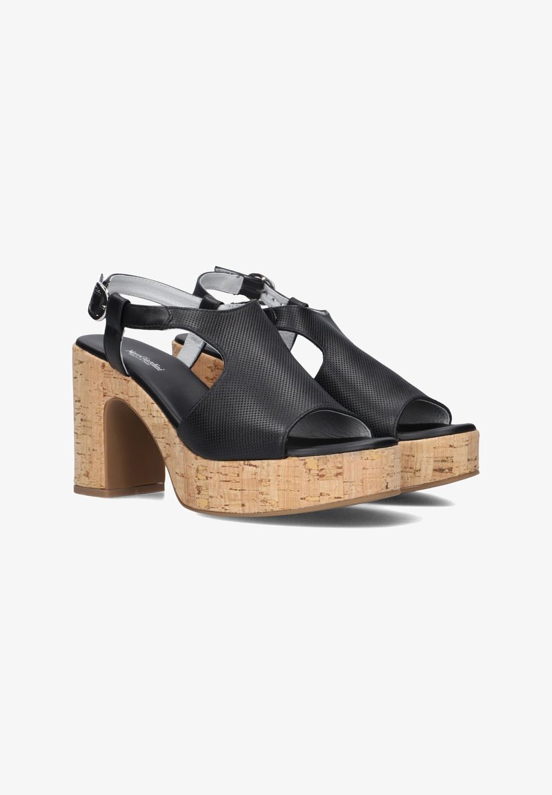 Sandales noires perforées avec un bout ouvert, talon plateforme en liège et bride de cheville. Dessus texturé et semelle intérieure lisse pour le confort.