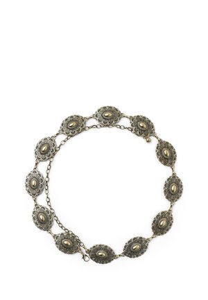 Collana in catena di bronzo con pendenti ovali ornati da motivi floreali e accenti centrali. Ogni pendente è collegato da segmenti di catena.