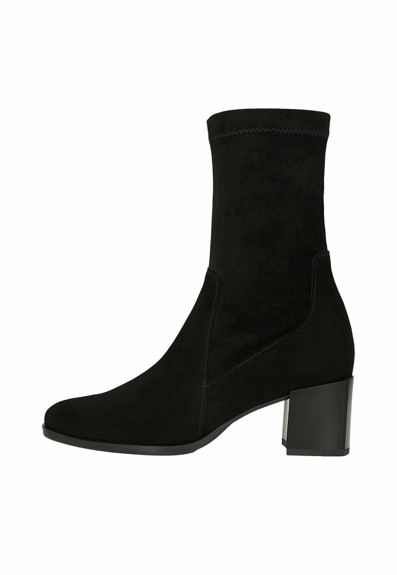 Stivale nero in suede alla caviglia con tacco a blocco, design aderente, punta arrotondata e cuciture a contrasto lungo i lati. Texture liscia.