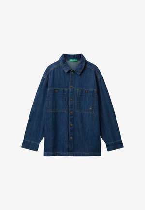 Giacca in denim blu con bottoni, maniche lunghe, due tasche sul petto e colletto classico.