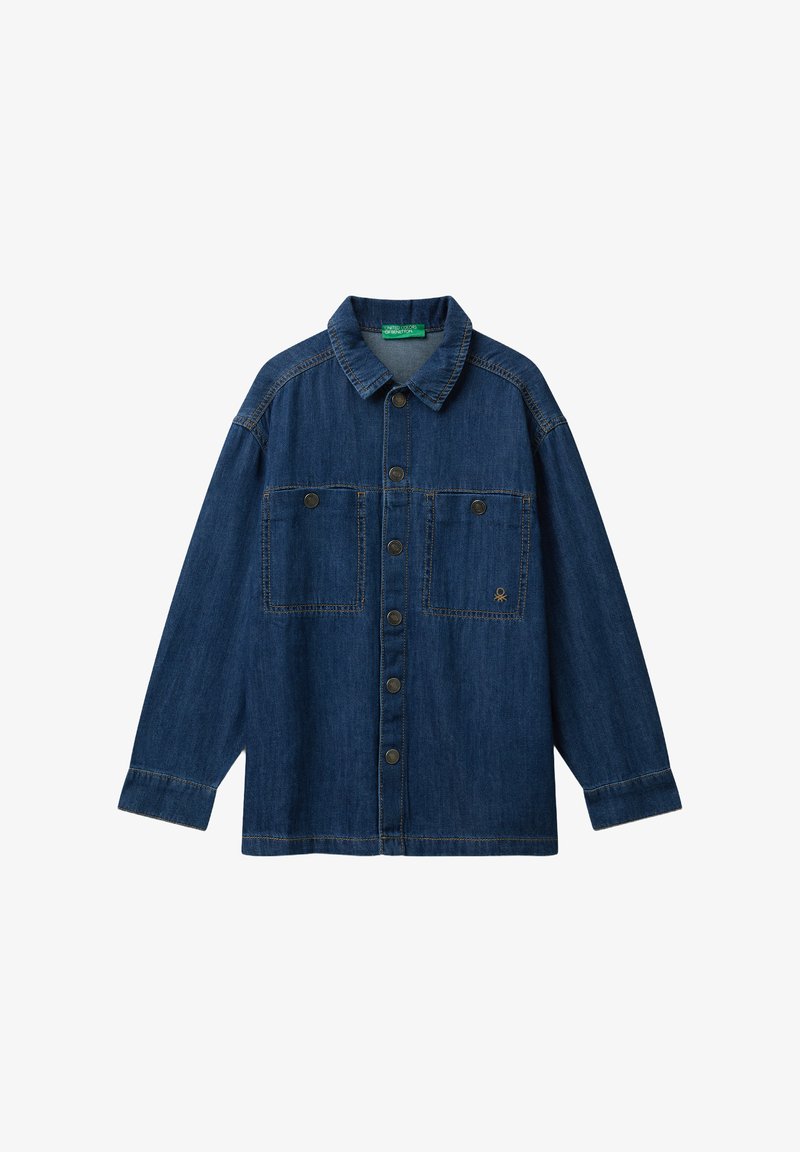 Modrá džínsová bunda na knoflíky s dlouhými rukávy, dvěma předními kapsami na hrudi a klasickým límcem.