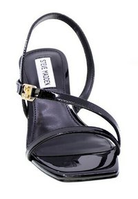 Sandal in vernice nera con punta quadrata, sottile cinturino alla caviglia e dettaglio in fibbia dorata. Finitura liscia con un design elegante e moderno.