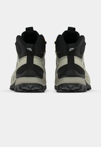 Μέσου ύψους ορειβατικά μποτάκια σε γκρι και μαύρο χρώμα με υφασμάτινες τρακτε�ρωτές σόλες, ενισχυμένες θηλιές και λουριά για εύκολη φόρεση.