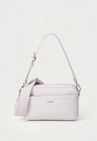 Geantă roz deschis crossbody cu finisaj din piele netedă, compartimente cu fermoar și o curea detașabilă cu logo. Accente din metal argintiu.