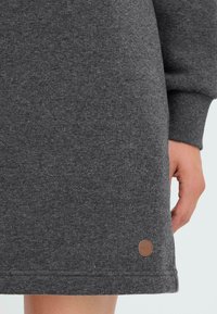 Grijze sweatshirt jurk gemaakt van een zachte katoenmix, met een ronde hals, lange mouwen en een klein logo-opdruk vlakbij de zoom.