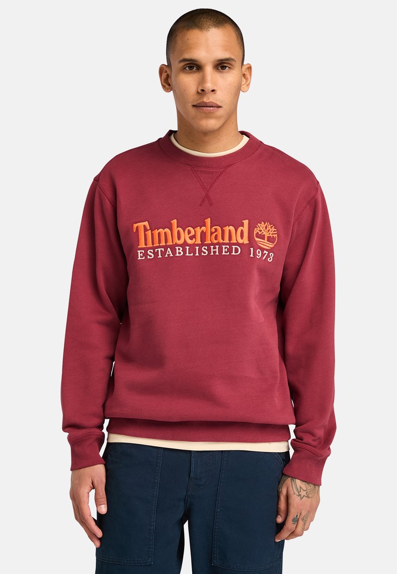 Felpa bordeaux in misto cotone, con polsini e orlo a costine, e ricamo arancione "Timberland Established 1973".