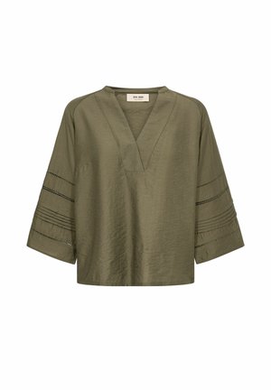 Oliwkowo-zielona bluzka z dekoltem w kształcie litery V, szerokimi rękawami o długości do łokcia oraz dekoracyjnymi poziomymi wycięciami i przeszyciami na rękawach.