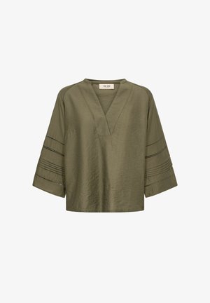 Maslinasto zelena bluza s V-izrezom, širokim rukavima do tri četvrtine i ukrasnim horizontalnim izrezima i šavovima na rukavima.