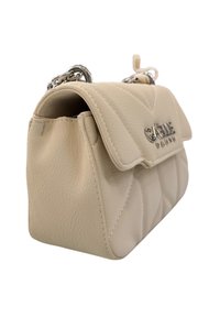 Borsa a mano in pelle beige con un design trapuntato, chiusura a pattina e accessori in argento. Cinghia a catena attaccata per una maggiore versatilità nel trasporto.