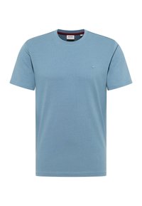 Jasnoniebieska bawełniana koszulka z okrągłym dekoltem, krótki rękaw i małe haftowane logo na piersi. Gładka faktura i luźny krój.