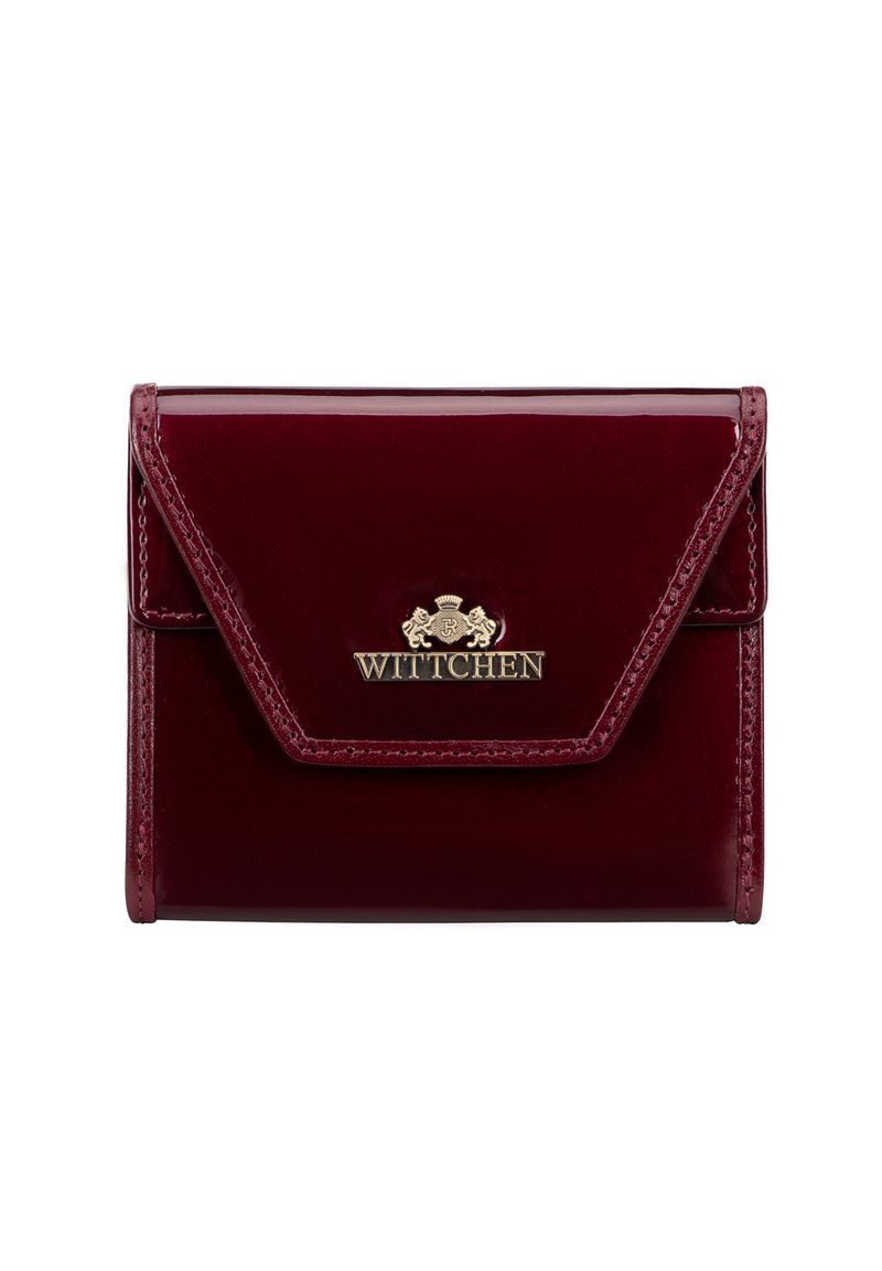 Portafoglio in pelle patinata color bordeaux con logo dorato e chiusura a triangolo. Caratterizzato da bordi eleganti e una finitura liscia e lucida.