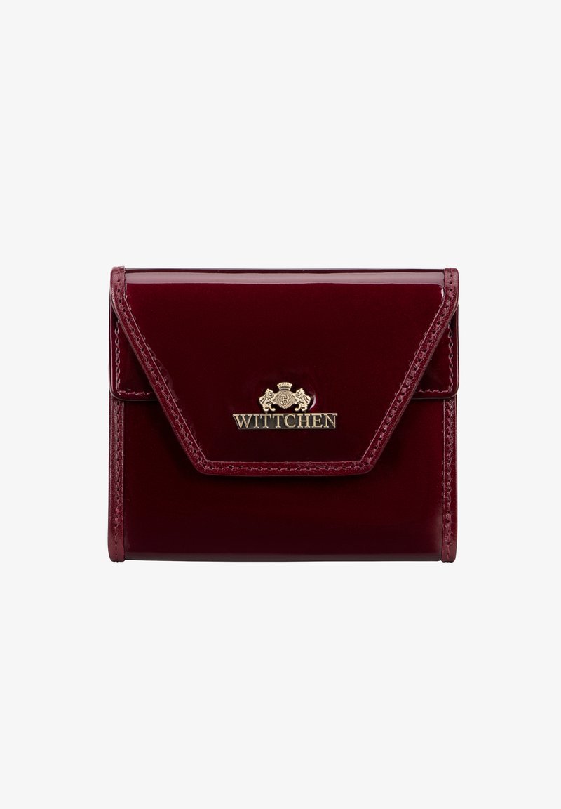 Burgundská laková peněženka se zlatým akcentem loga a trojúhelníkovým uzávěrem. Vyznačuje se elegantními okraji a hladkým, lesklým povrchem.