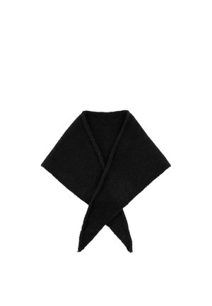 Sort fleece trekantet tørklæde foldet med spidse ender krydset nederst på en hvid baggrund.