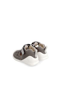 Sneakers in tessuto grigio con suole in gomma bianca, dotati di un design chiuso, strappo in velcro e fori per la ventilazione.