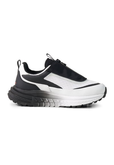 Baskets de sport noir et blanc avec une semelle épaisse et un rabat zippé couvrant les lacets, vues de côté sur fond blanc.