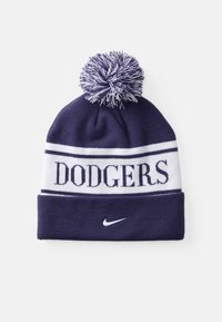 Pletena kapa u mornarsko plavoj i bijeloj prugastoj boji s natpisom "DODGERS" i pom-pom vrhom. Sadrži Nike logotip u bijeloj boji na preklopnom rubu. Mekana tekstura.