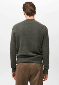 Pull en maille vert foncé avec poignets et ourlet côtelés, présentant un col rond classique et une finition texturée.