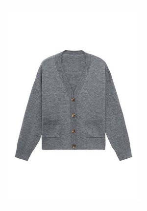 Cárdigan gris con escote en V, mangas largas y dos bolsillos frontales. Presenta cinco botones marrones en la parte delantera. Textura suave.
