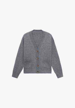 Cardigan grigio con scollatura a V, maniche lunghe e due tasche frontali. Presenta cinque bottoni marroni lungo la parte anteriore. Texture morbida.