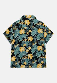 Camicia a maniche corte con sfondo nero, decorata da grandi fiori di ibisco gialli, foglie verdi e motivi di piante tropicali.