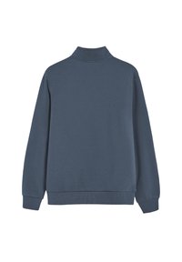 Diepblauwe pullover met lange mouwen en een hoge kraag. Gemaakt van zachte stof, met ribgebreide boorden en onderrand. Gladde textuur, eenvoudig ontwerp.