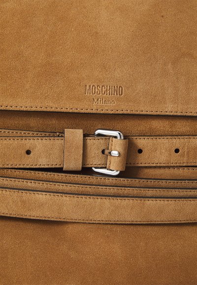 Geantă din daim maro, cu o cataramă de culoare argintie, logo-ul embosat "Moschino Milano" și detalii de cusătură contrastante pe margini.