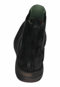 Schwarze Wildleder-Ankle-Boots mit rundem Zehenbereich, elastischen Seitenpaneelen und einem strukturierten grünen Innenfutter. Verfügt über einen niedrigen, gestapelten Absatz.