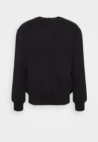 Svart långärmad sweatshirt med ribbade ärmslut och nederkant, visad bakifrån på en helt vit bakgrund.