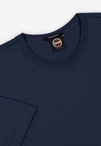 Marineblaue T-Shirt mit regulärer Passform, rundem Ausschnitt und sichtbarem Colmar Originals Markenschild am Kragen.