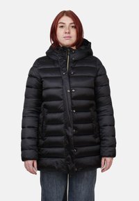 Zwarte gewatteerde jas met capuchon, voorzien van een rits en drukknoopsluiting, zijzakken en een gladde, glanzende textuur.