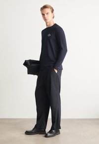 Tommy Hilfiger STACK TEE - Maglietta a manica lunga - desert sky