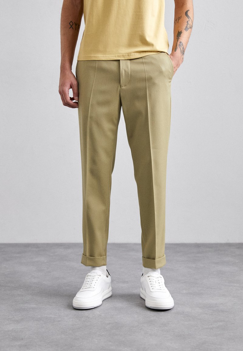 Filippa K - TERRY CROPPED TROUSERS - Pantalones - light khaki, Ampliar