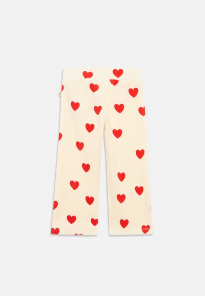 Kremowe dziecięce spodnie z elastycznym pasem, ozdobione wzorem równomiernie rozmieszczonych czerwonych serc.