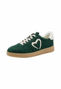 Grøn ruskinds-sneaker med design af hvidt hjerte, polstret krave, beige gummi-sål og hvide snørebånd mod en tekstureret overdel.