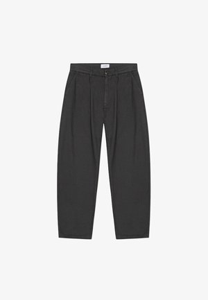 Sorte højttaljede bukser med læg, sidelommer, bæltestropper og knaplukning, lagt fladt på en hvid baggrund.