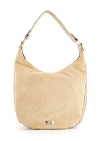 Beige Wildleder-Umhängetasche mit einem glatten Tragegurt und silbernem Zubehör, mit einem abgerundeten Körper und dezentem Branding auf der Vorderseite.