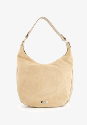 Sac à épaule en daim beige avec une sangle lisse et une quincaillerie en argent, présentant un corps arrondi et un logo discret sur le devant.