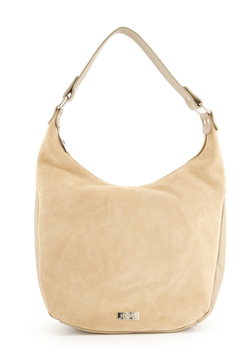 Beige Wildleder-Umhängetasche mit einem glatten Tragegurt und silbernem Zubehör, mit einem abgerundeten Körper und dezentem Branding auf der Vorderseite.