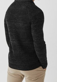 Ciemnoszary sweter prążkowany z wysokim kołnierzem i długimi rękawami, z teksturowanym splotem dzianiny i dopasowanym krojem.