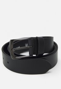 Curea din piele neagră cu o textură netedă, cataramă metalică argintie și mai multe găuri de ajustare. Prezintă linii curate și fără embellishments.