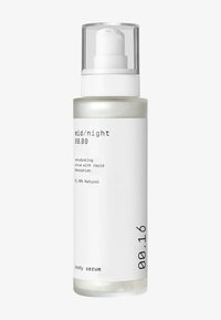 Klar glassflaske fylt med kremserum, hvit etikett med svart tekst, pumpefordeler, minimalistisk design, 00.16 merke nederst.