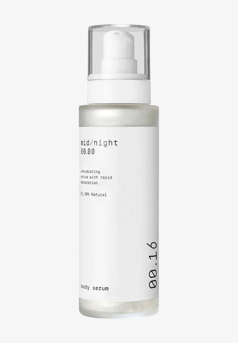 Klar glassflaske fylt med kremserum, hvit etikett med svart tekst, pumpefordeler, minimalistisk design, 00.16 merke nederst.