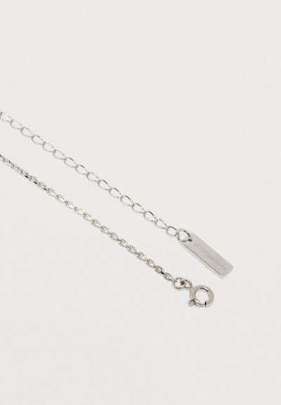 Ασημένιο κολιέ με αλυσίδα από οβάλ κρίκους, με ορθογώνια πινακίδα και στρογγυλό κούμπωμα. Λείο υφή με γυαλιστερό φινίρισμα.