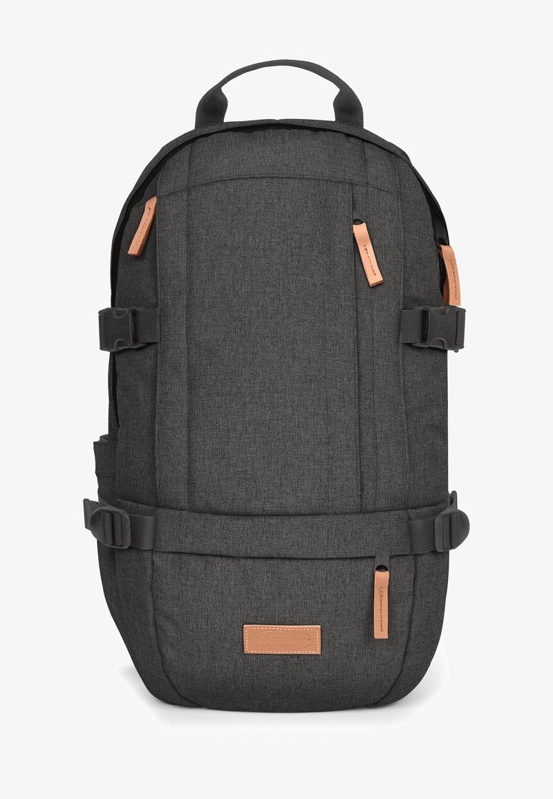 Czarny plecak w ciemnoszarym kolorze z teksturowanej tkaniny. Posiada regulowane ramiączka, skórzane akcenty oraz uchwyt u góry. Boczki i klamry do zapięcia.