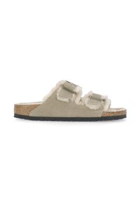 Sandalo in suede di colore beige chiaro con doppie cinghie regolabili, fodera in pelliccia, plantare in sughero e suola in gomma nera.