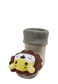 Beige und graue Babysocke mit gefaltetem Bund, die vorne ein weiches, plüschiges Löwenmotiv mit gelben, braunen und weißen Details zeigt.