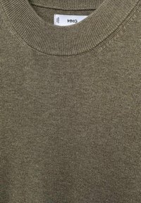 Sweater verde oliva con texture a coste e scollo rotondo. Etichetta visibile all'interno del colletto. Il materiale sembra morbido e lavorato a maglia.