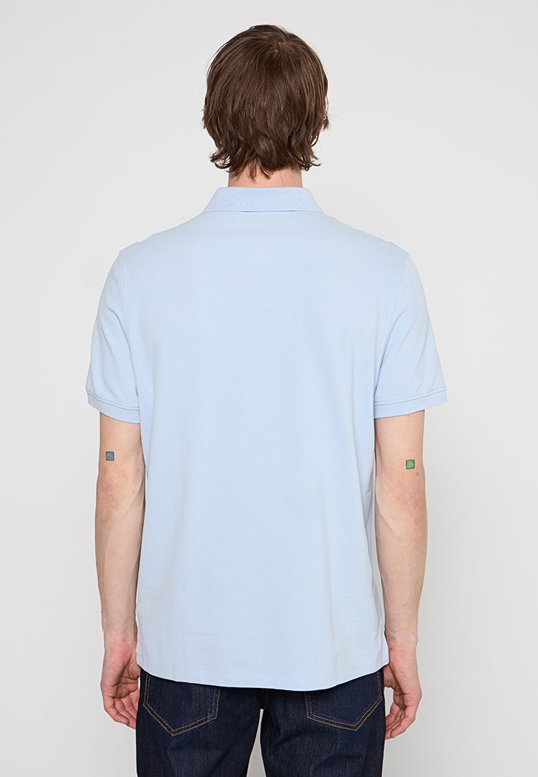 Hellblaues Poloshirt mit weichem Stoff, kurzen Ärmeln und Kragen. Verfügt über einen geraden Saum und ein minimalistisches Design.