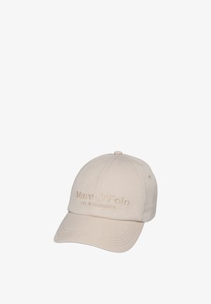 Beige Marc O'Polo baseballpet met gebogen klep en geborduurde merknaam en tekst "EST. IN STOCKHOLM" aan de voorkant.